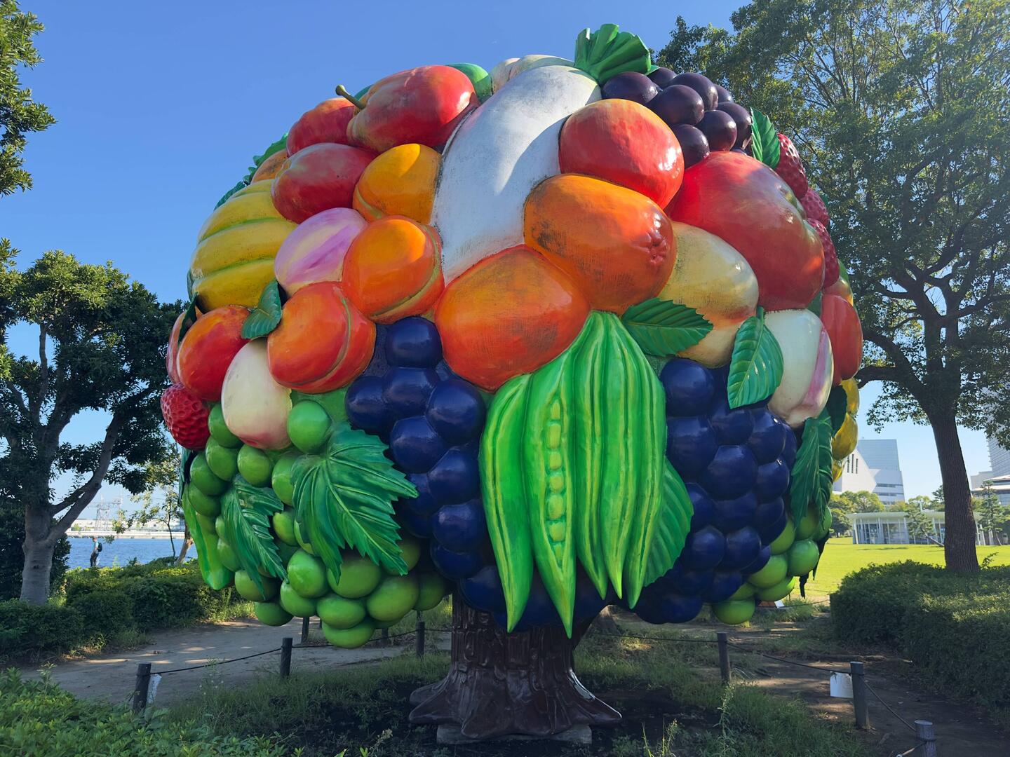 Fruits Tree by Choi Jeong Hwa, 2001.
