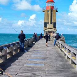 Überall haben die Angler ihre Angeln ausgeworfen