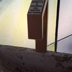 Distributore di acqua santa con fotocellula