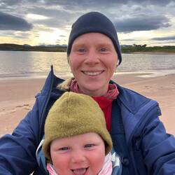 Ein bisschen Spass am Strand am Morgen solange Papa den Bus umbaut