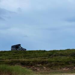 Bus vom Strand aus fotografiert 🚐