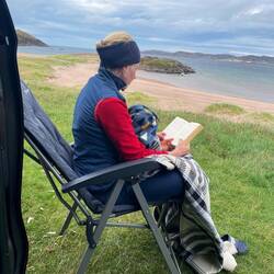 Mama beim Lesen und Lotti kuschelt