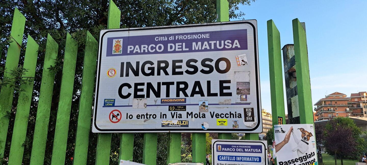 Il cane non entra da qui, ma da una porta a 100 metri...per finire nello stesso viale!