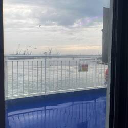 Von hier aus sieht das Meer noch friedlich aus