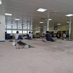 Hier sitzt man auf dem Boden 😂