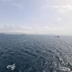 Bei der Durchfahrt durch die Straße von Gibraltar haben wir viel Begleitung