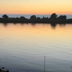 Direkt an der Memel Mündungsarm (Atmata) gelegen.