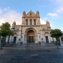 St. Annes Cathedral ist eine eher puristisch ausgestattete anglikanische Kirche