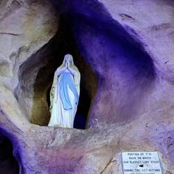 Tatsächlich...für einen Felssplitter aus Lourdes direkt eine Beton Felsgrotte hingezimmert