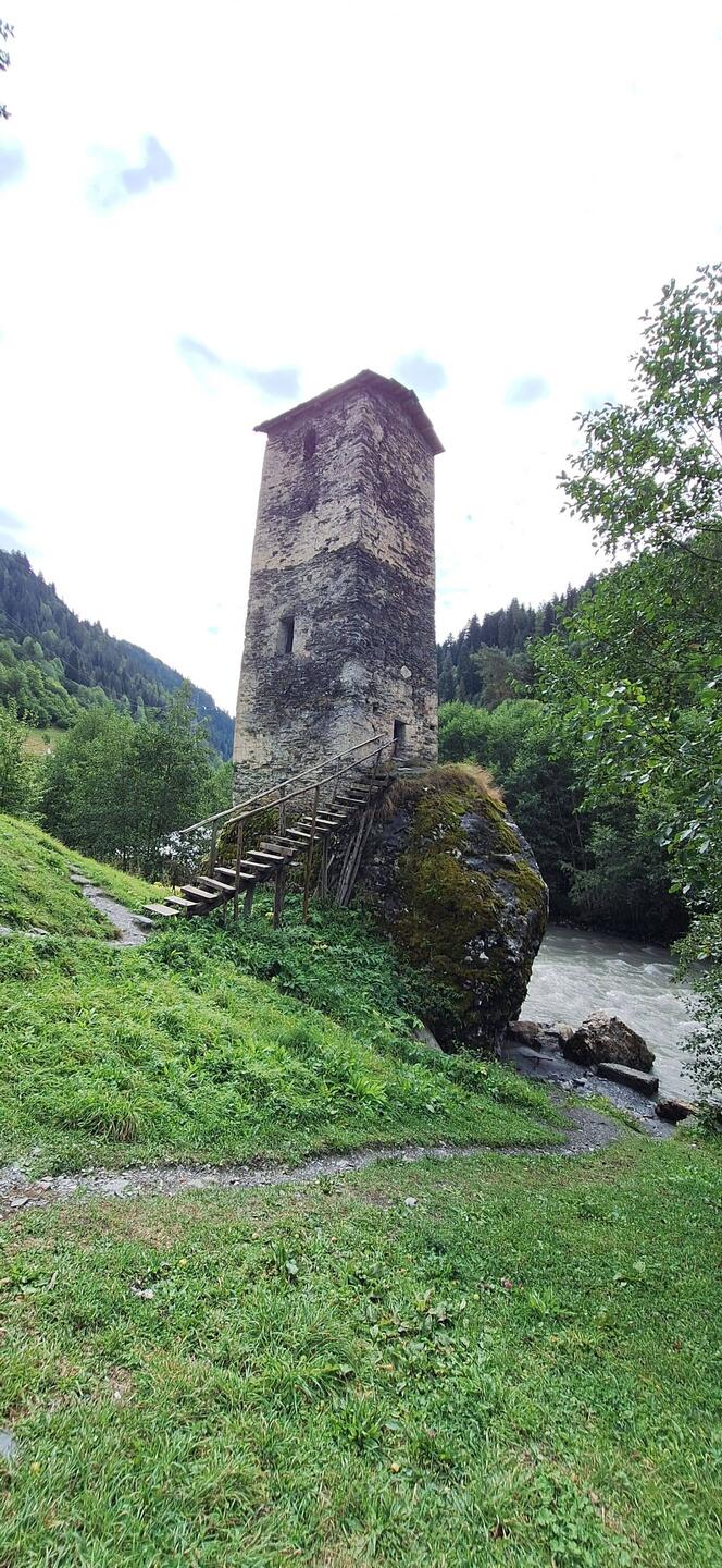 Auf der Fahrt nach Ushguli: Halt am Liebesturm