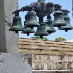 Man beachte wer da da die Glöckchen hält