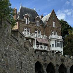 Häuschen an der Küste von Dinard.