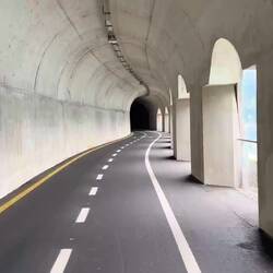 zuerst durch die nur für Fußgänger und Radfahrer neu ausgebauten Tunnel