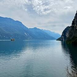 wir folgen der Autofähre von Riva nach Limone