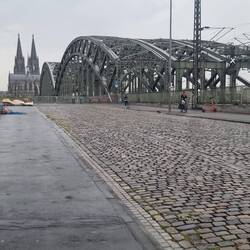 Fahrt über die Brücke zum Dom