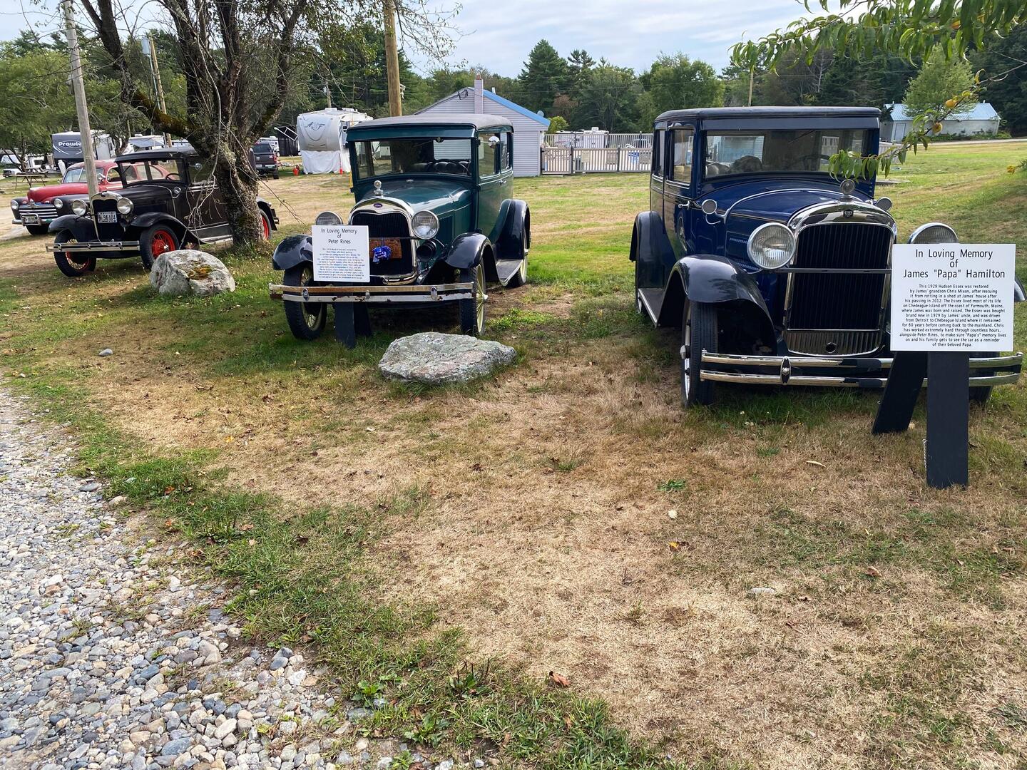 Der Campingplatz ist nicht ganz so alt wie diese Oldtimer... scheinen noch fahrtüchtig zu sein😉