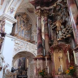 Orgel zwei, drei ist direkt gegenüber