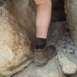 Nach der Einweisung gleich ein steiler Einstieg durch das buchstäbliche Nadelöhr