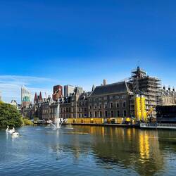 Blick über den Hofweiher auf den Binnenhof