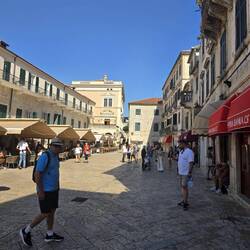 Wappenplatz in der Altstadt von Kotor
