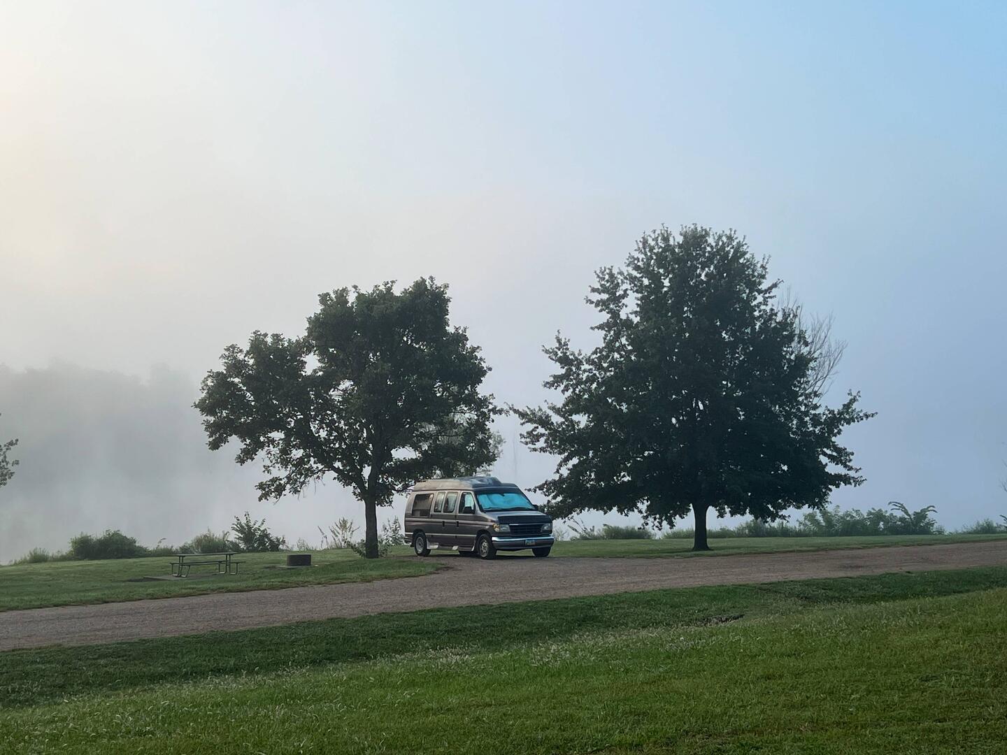 Ein nebliger Morgen am See