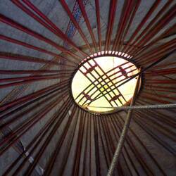 Der Tündük, Rauchabzug und Lichteinfall in der Jurte, prangt auch auf der Flagge Kirgisistans