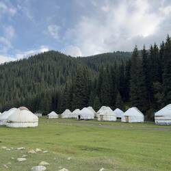 Das Jurtencamp zwischen den Regenschauern