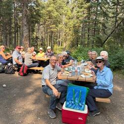 ....die ganze Schar vergnüglich an einem Picknickplatz....