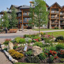 ....umgeben von einer wunderbaren, sehr gepflegten Gartenanlage....