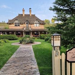 ....altes, ehrwürdiges Haus das nun zu einem Restaurant umgewandelt wurde....