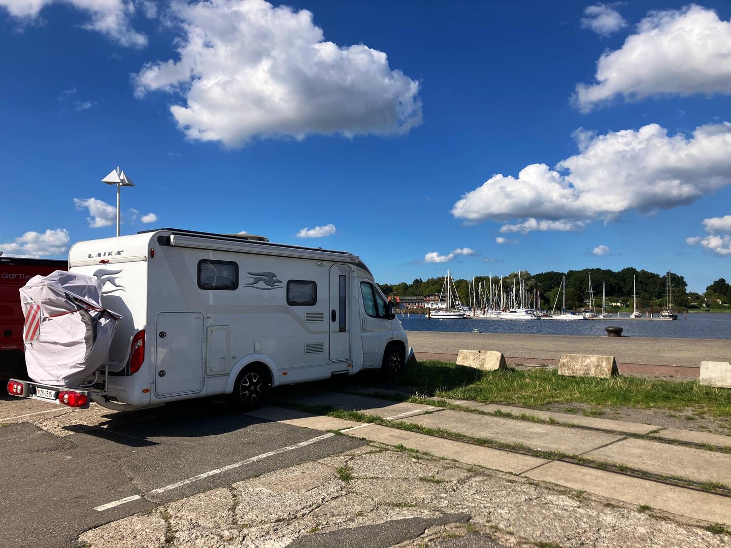 Parkieren am Stadthafen von Rostock. Blick auf den Fluss Warnow