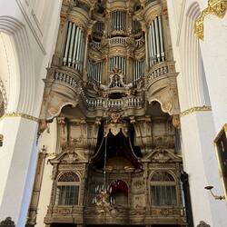Orgel des Rostocker Orgelbauers Paul Schmidt von 1770 über der Empore Herzogs Christian Ludwig II...