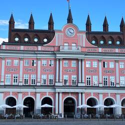 Rathaus, darüber wieder 6 Zinnen mit Mitteltürmchen, wie in Stralsund