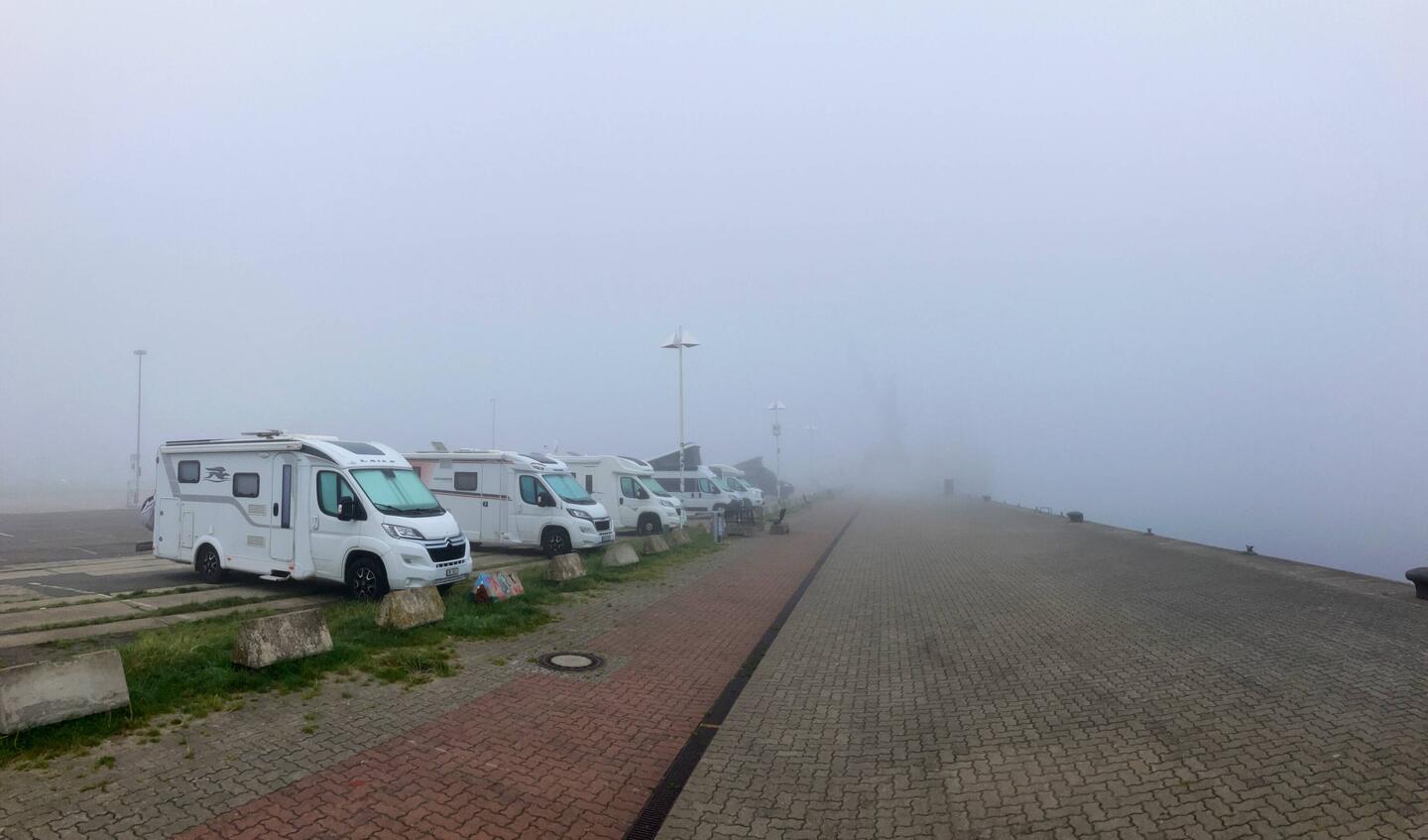 Aufgewacht und über allem liegt dichter Nebel