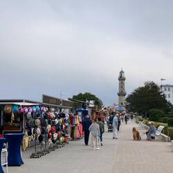 Strandpromenade mit Leuchtturm