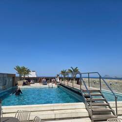 Rooftop mit Bar und Pool