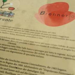 Kaum in Italien und schon eine Pizza auf dem Tisch. Eine richtig italienische aber.