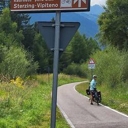 Wir sind wieder auf einer alten Eisenbahnlinie unterwegs. Besser geht's nicht.
