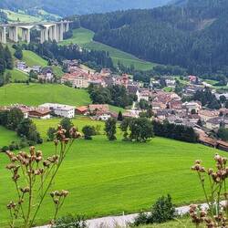 Sagenhafte Aussichten. Man sieht auch die Blechlawine der Autobahn.