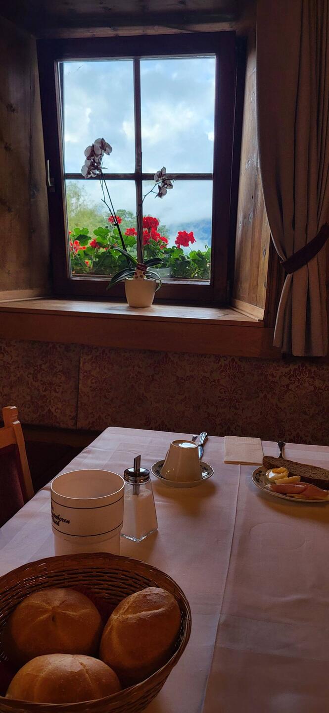 Blick aus dem Ansitz Goller. Sehr altes Gebäude aus dem 17 Jahrhundert. Alt aber wunderschön.