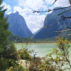 Der Toblachersee. Wunderschön zwischen den Bergen eingebettet.