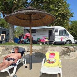 ... und zwei privaten Strandliegen mit Stroh-Sonnen-Schirm