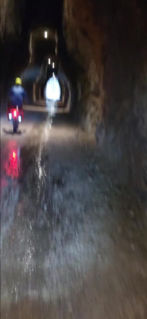 Es gibt einige dieser alten Bahntunnels. Aber keine Angst, alle waren beleuchtet.