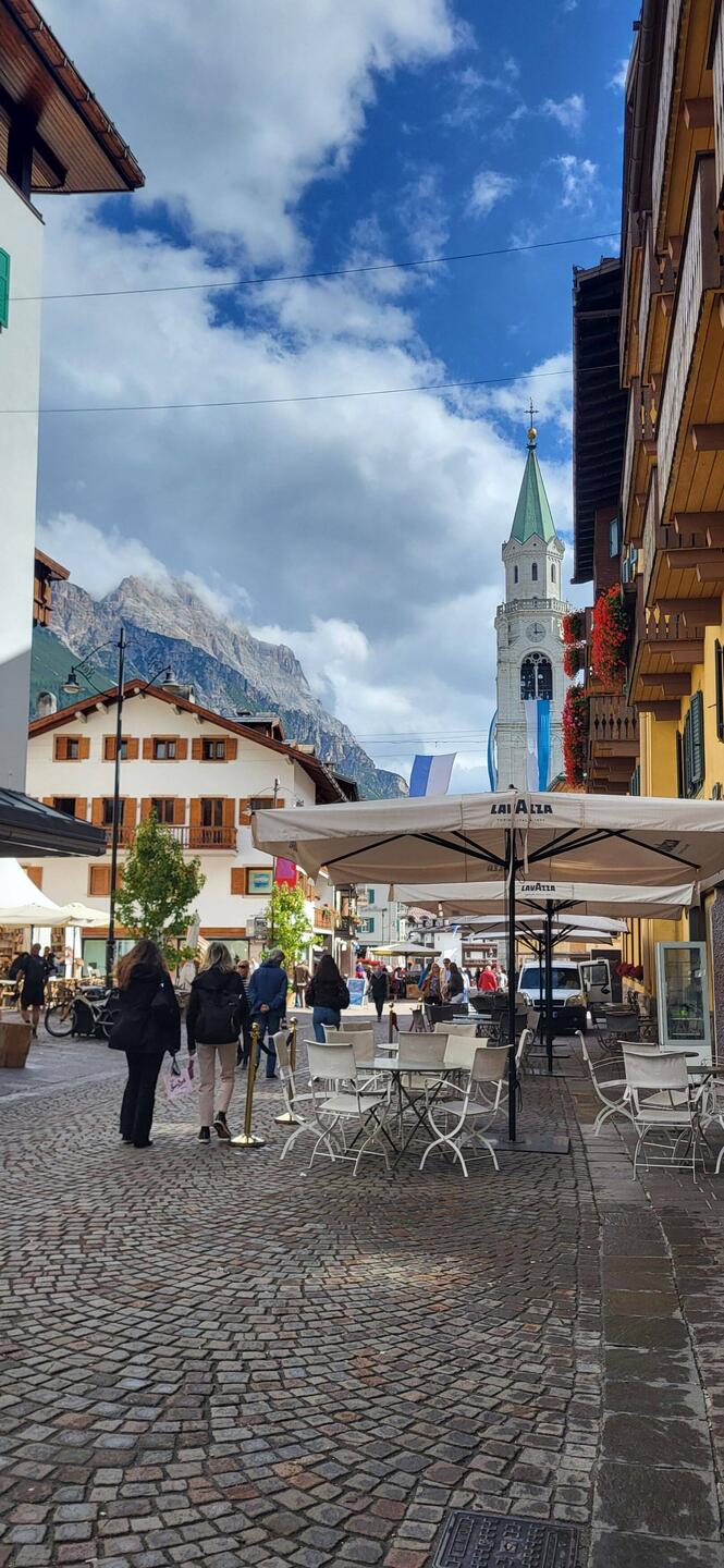 Bei den Schönen und Reichen.