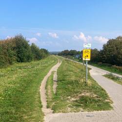 mit dem Fahrrad könnte man in beiden Richtungen km-weit entlang fahren