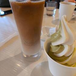 Iced Latte und Matcha-Milch-Eis
