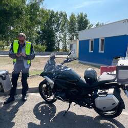Bernd neben seinem Motorrad