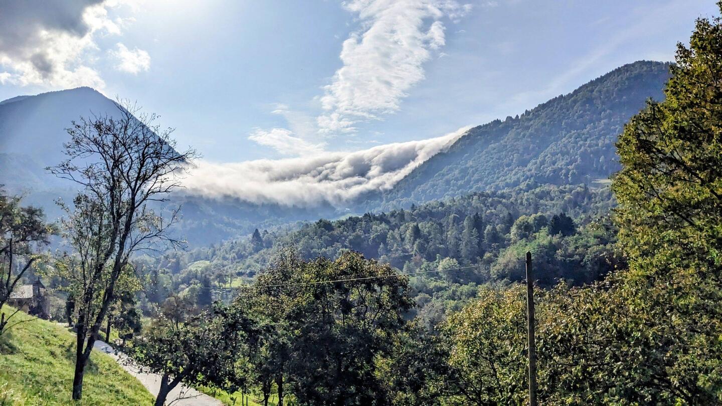 Die Wolken rollen förmlich über den Pass