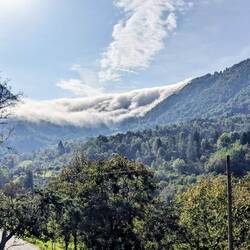 Die Wolken rollen förmlich über den Pass
