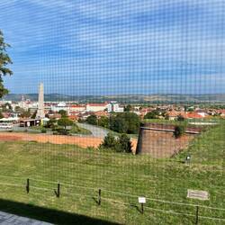 Blick aus dem Fenster über die Stadt in die Landschaft
